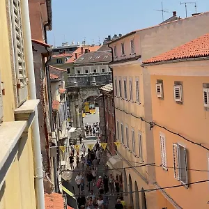 Dejan 2-top Centar-old Town Studio , Pula Croatia